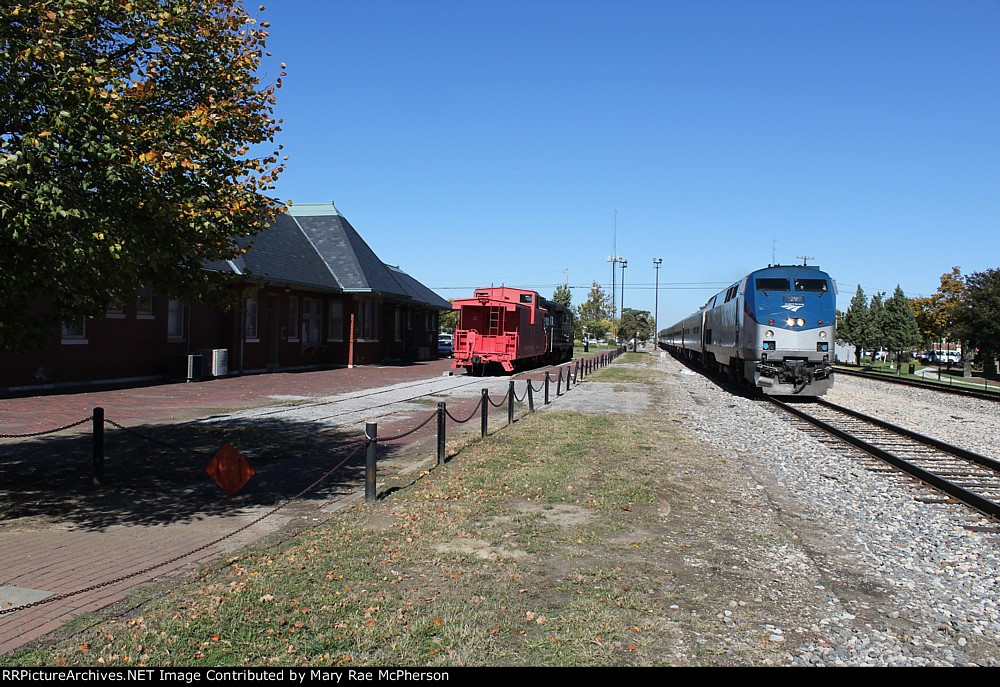 The southbound Saluki passes IC 8701 at the old Carbondale passenger station